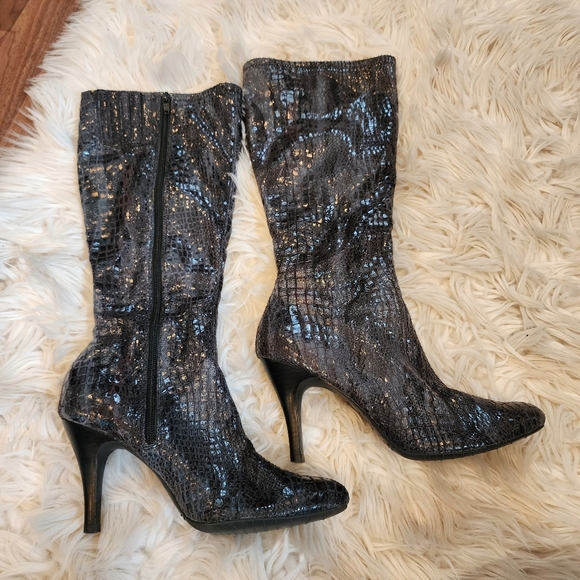 Beautiful boots - Picture 1 of 2